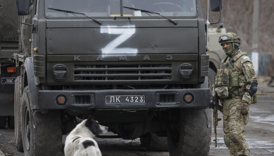 Krievijas okupācijas spēku zīme &quot;Z&quot; uz armijas auto.