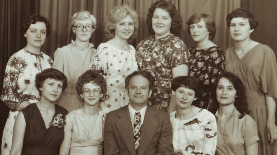 Профессор с выпускницами филфака, 1980 год