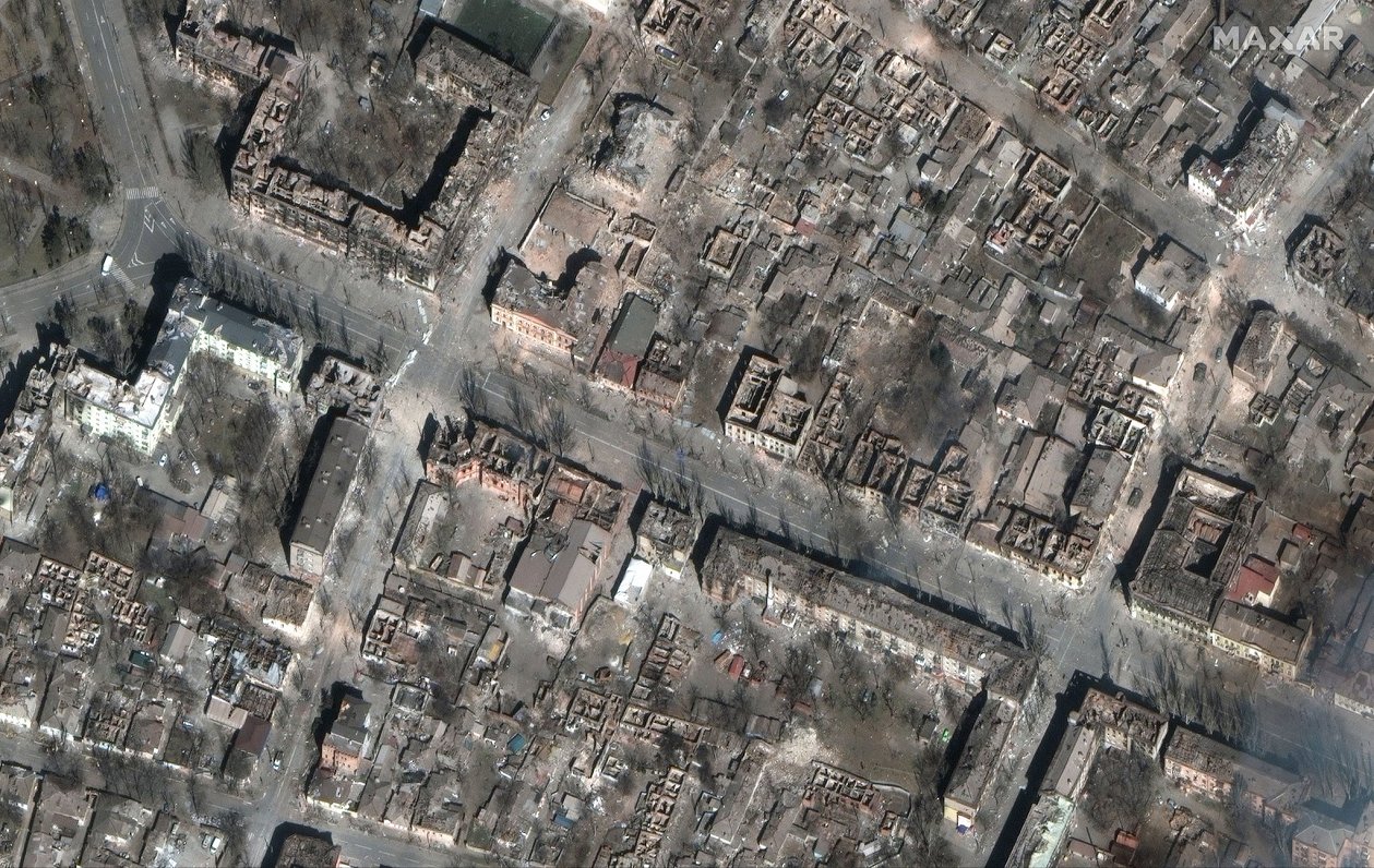 Кварталы уничтоженных жилых домов на спутниковой фотографии. Украина, Мариуполь, 29.03.2022.