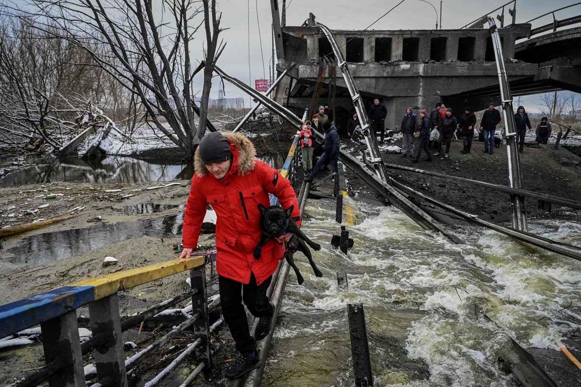 Разрушенный мост. Украина, Киев, 01.03.2022