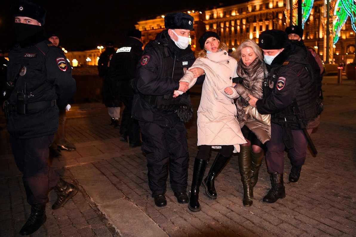 Полицейские в РФ задерживают участников антивоенной акции протеста. 2 марта 2022 г.