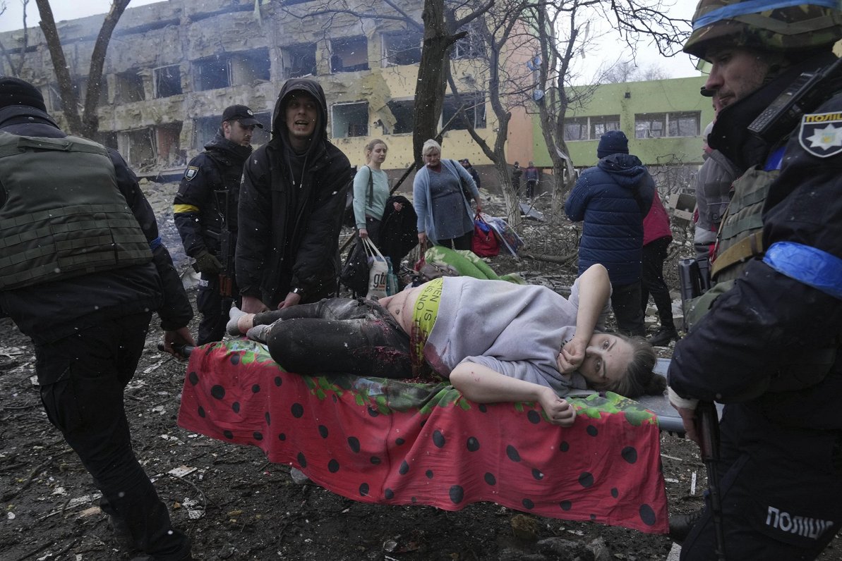 Раненная при обстреле больницы роженица. Украина, Мариуполь. 09.03.2022