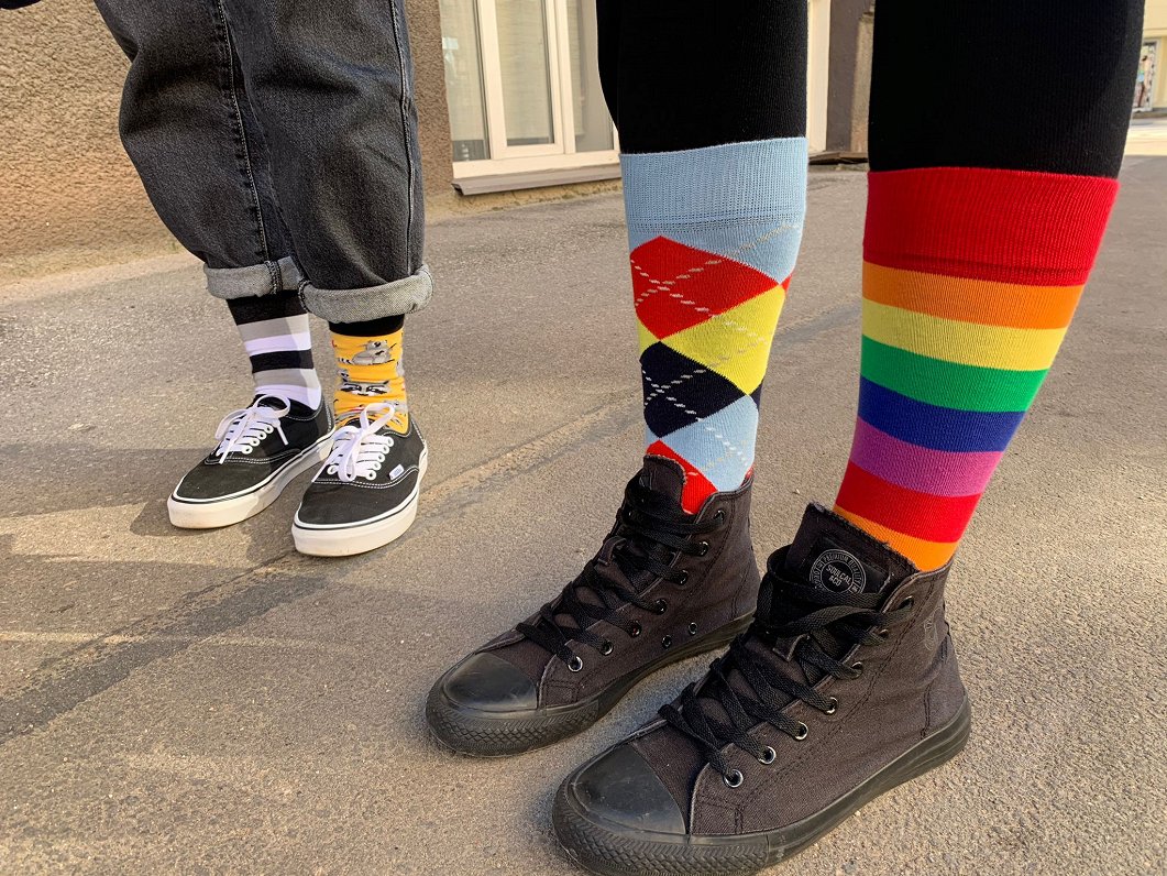 Разноцветные носки — символ Всемирного дня людей с синдромом Дауна