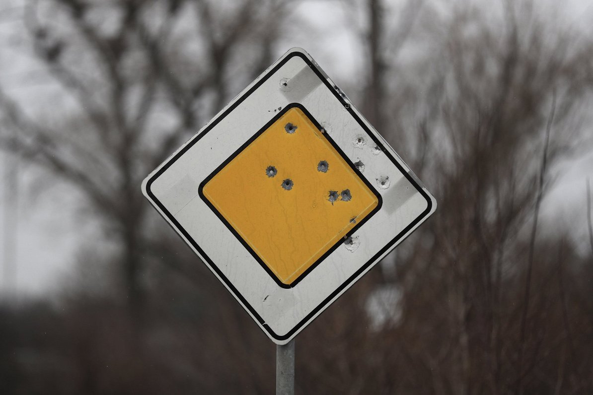 Дорожный знак. Украина, близ Киева, 30.03.2022