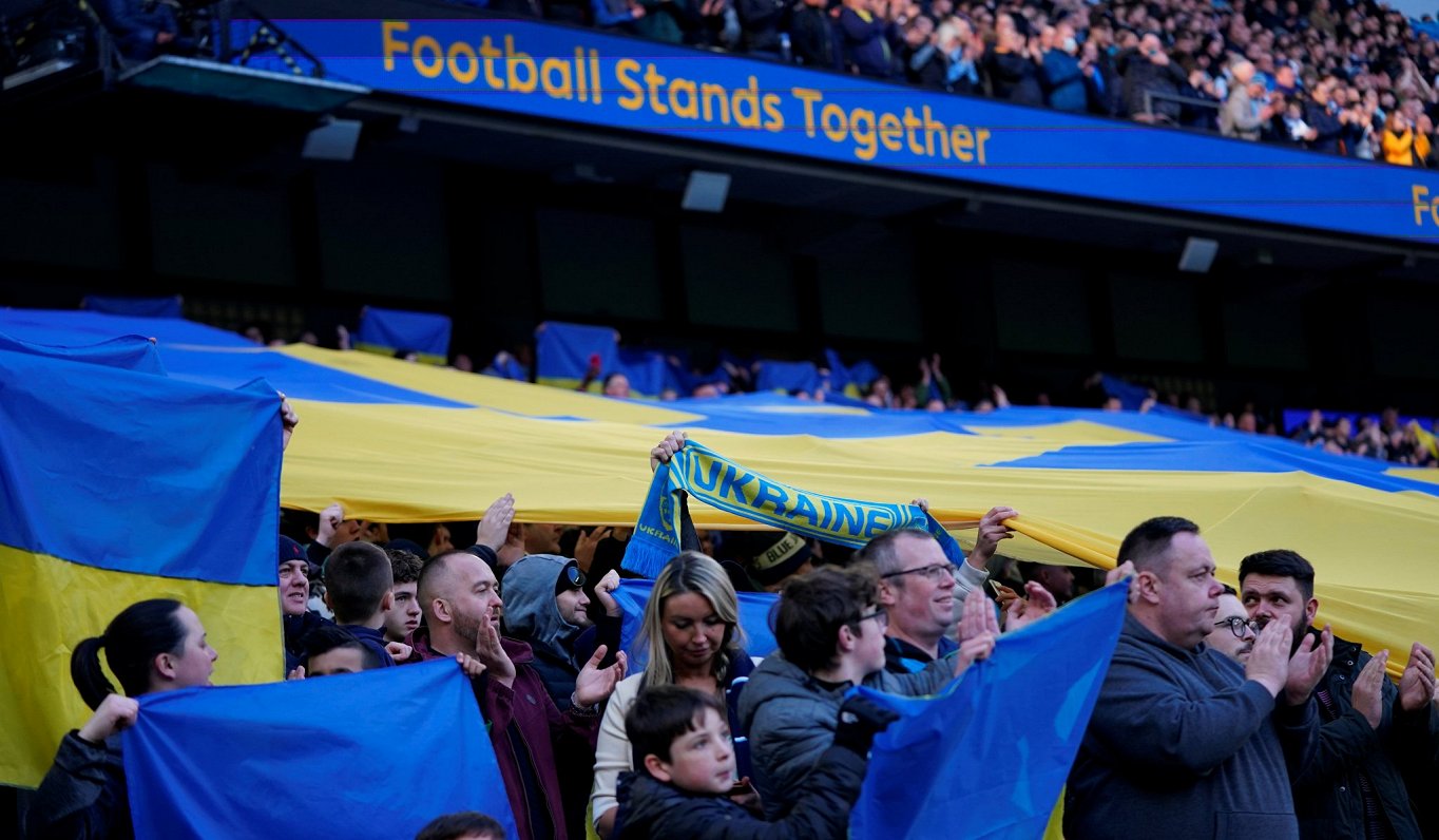 Futbola fani stadionā Mančestrā apliecina atbalstu Ukrainai