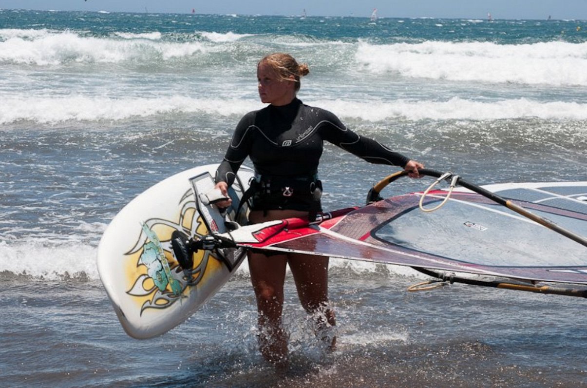 Kristīne Žukova vindsērfinga nodarbībā Tenerifē.