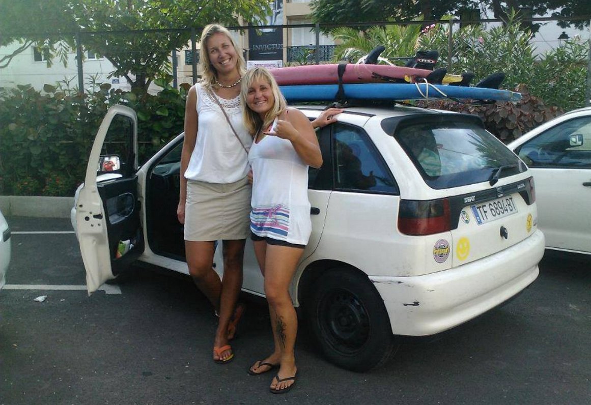 Kristīne Žukova ar Ilzi Kronbergu Tenerifē pirms sērfošanas nodarbības. Foto redzama pirmā automašīn...
