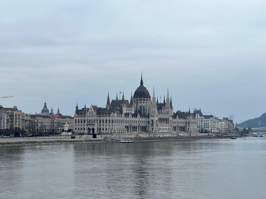 Ungārijas parlamenta velšanās notiek svētdien - visilgāk pie varas esošais Eiropas premjers pret vie...
