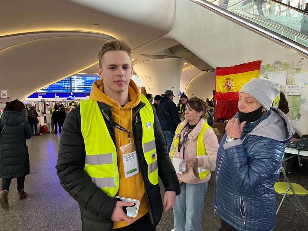 Kijivas ekonomikas augstskolas students Oleksandrs Belugins kļuvis par brīvprātīgo Varšavas stacijā