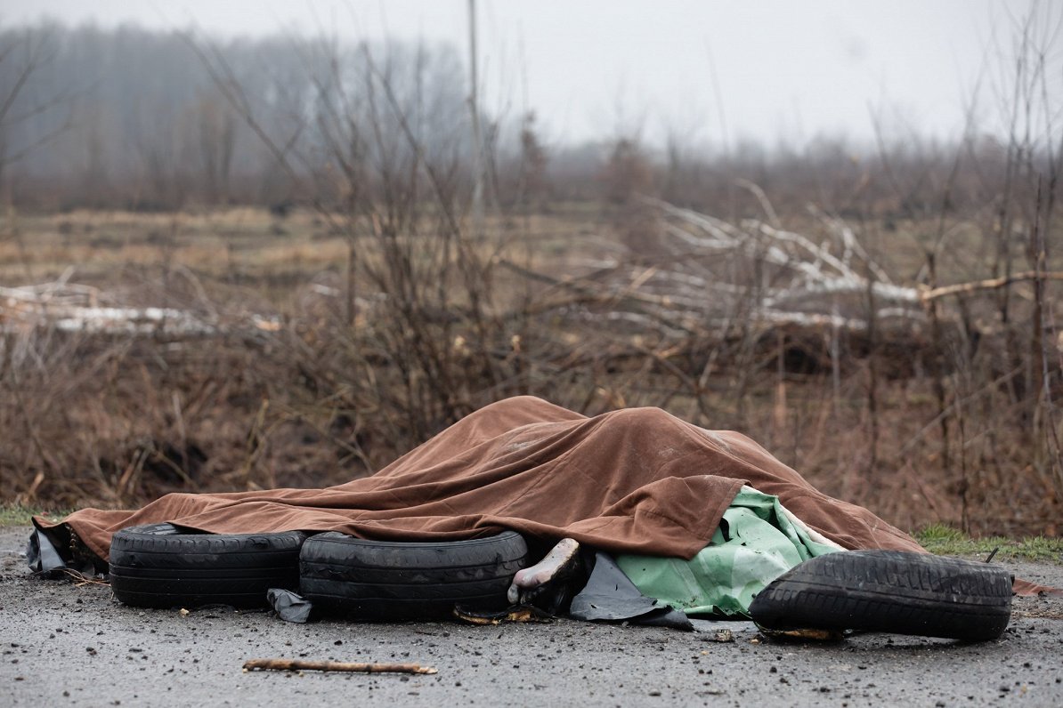 Тела женщин, которые пытались сжечь. Украина, Житомирское шоссе, близ Киева. Снимок сделан 02.04.202...