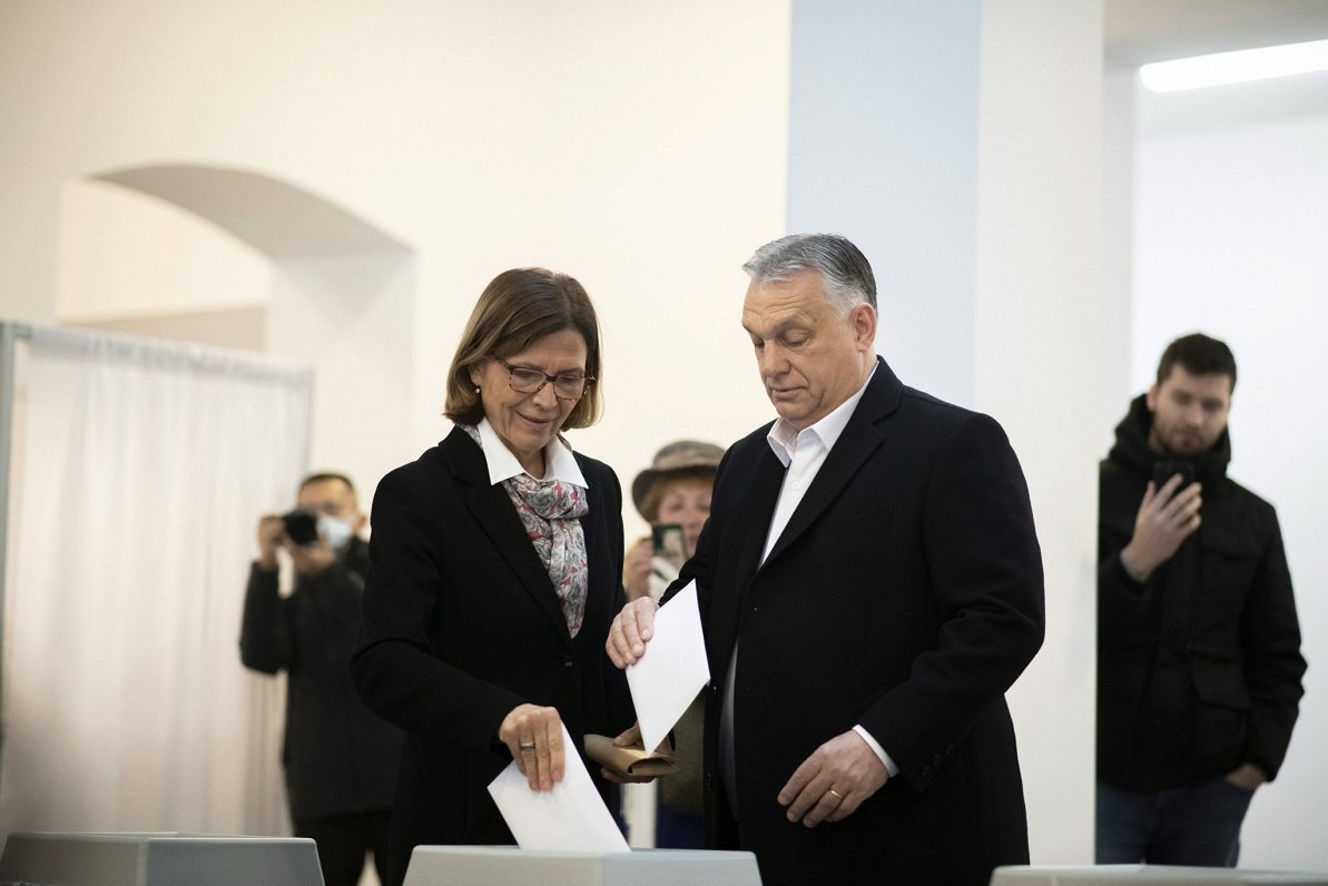 Viktors Orbāns ar sievu pie parlamenta vēlēšanu urnas Budapeštā