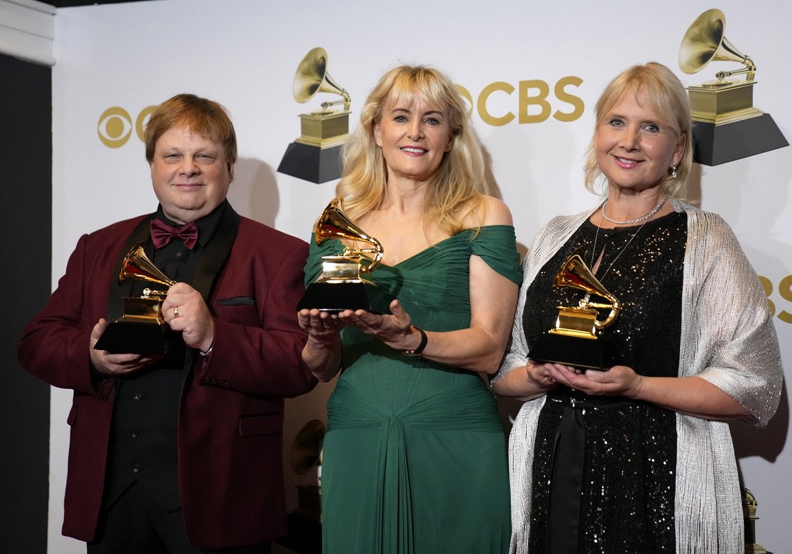 No kreisās: Marks Matsons, Eimija Andersone un Lolita Ritmane, saņemot &quot;Grammy&quot;