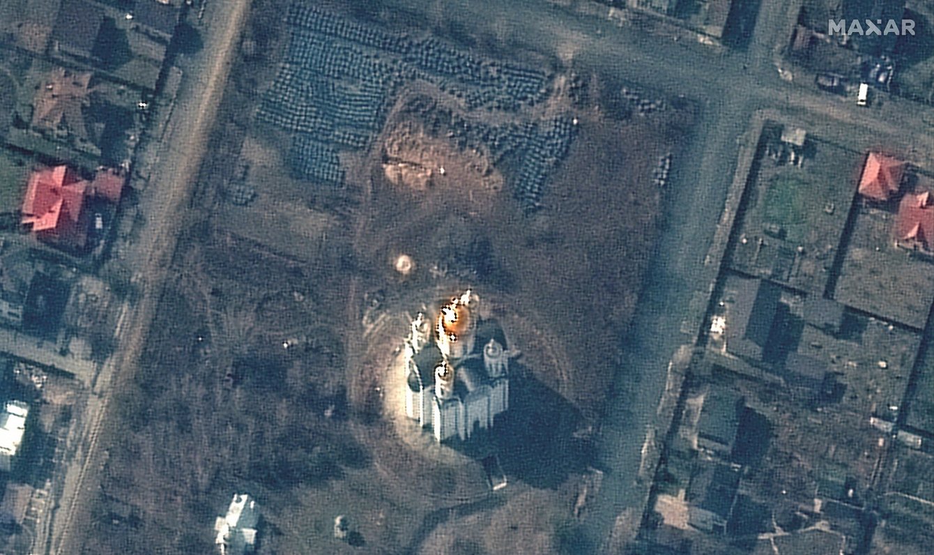 Satelītuzņēmums, kurā redzams masu kaps Bučā, Ukrainā (31.03.2022)