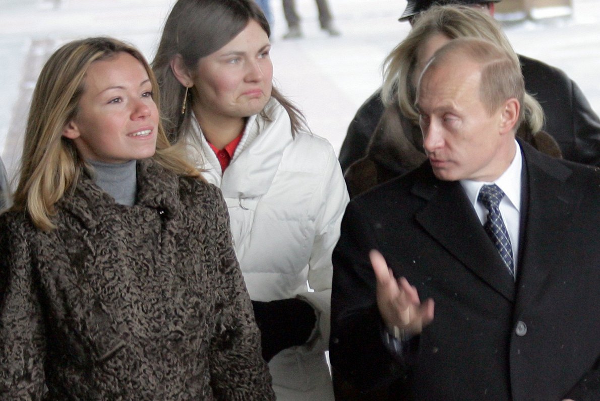 Krievijas prezidents Vladimirs Putins runā ar meitu Mariju Putinu 2007. gada decembrī