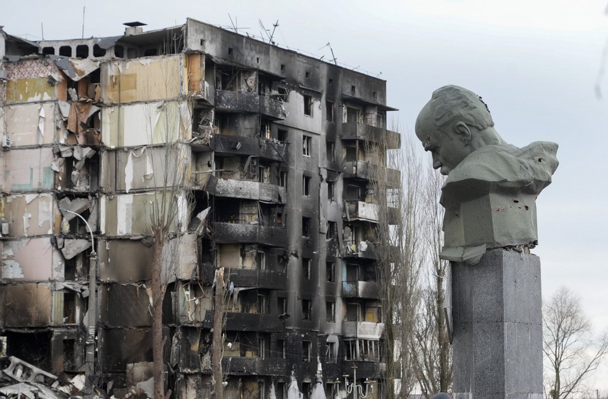 Ukraiņu dzejnieka Tarasa Ševčenko piemineklis uz izpostīto namu fona Borodjankas pilsētā