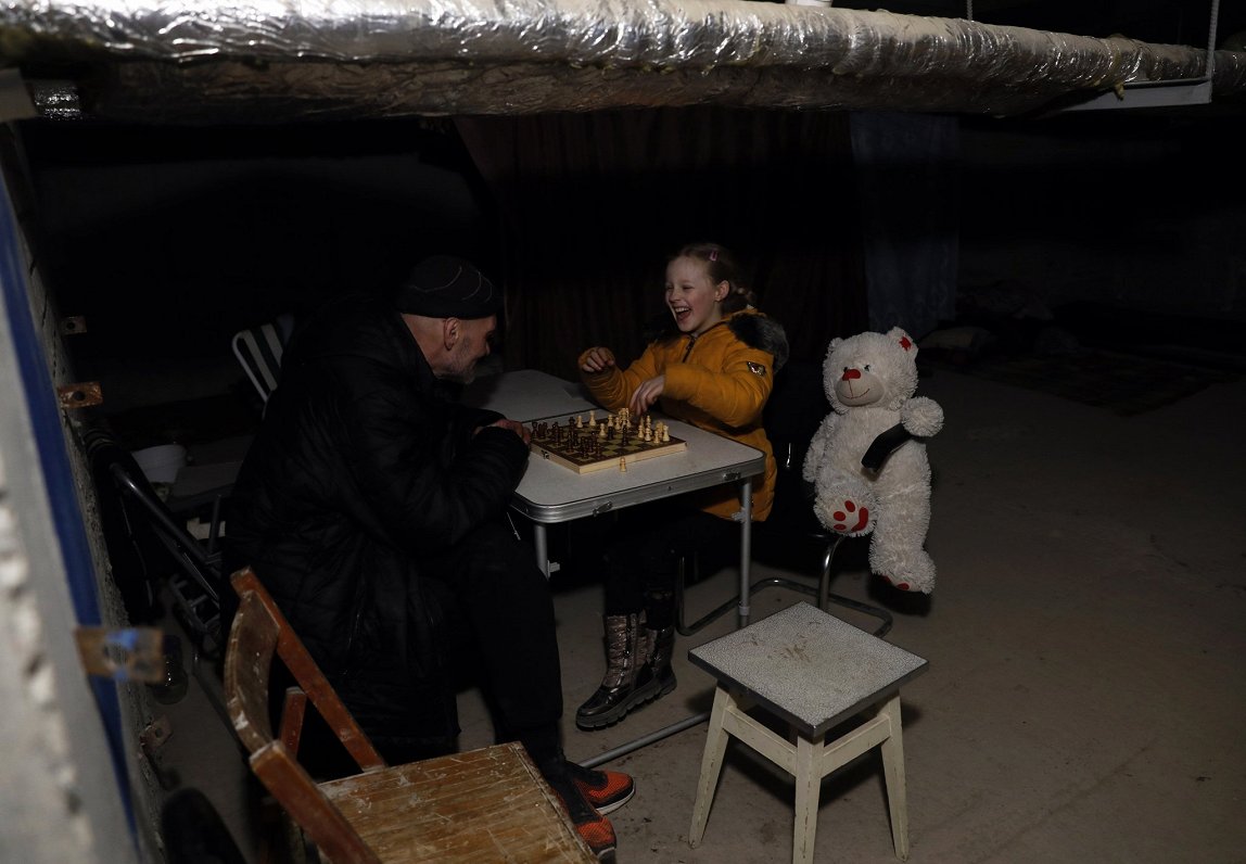 Ukrainas pilsētā Harkivā septiņus gadus vecā Jarina spēlē šahu ar savu vectēvu. Viņiem nākas uzturēt...