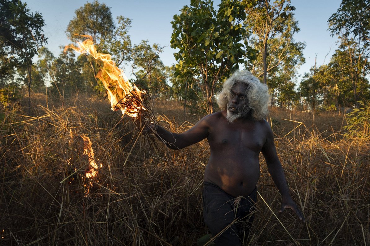 Pasaules preses foto konkursa labāko foto stāstu kategorijā uzvarēja Austrālijas fotogrāfs Metjū Ebo...
