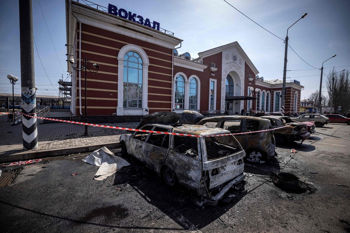 Sadegušas automašīnas pie Kramatorskas dzelzceļa stacijas, kur Krievijas raķetes uzbrukumā piektdien...