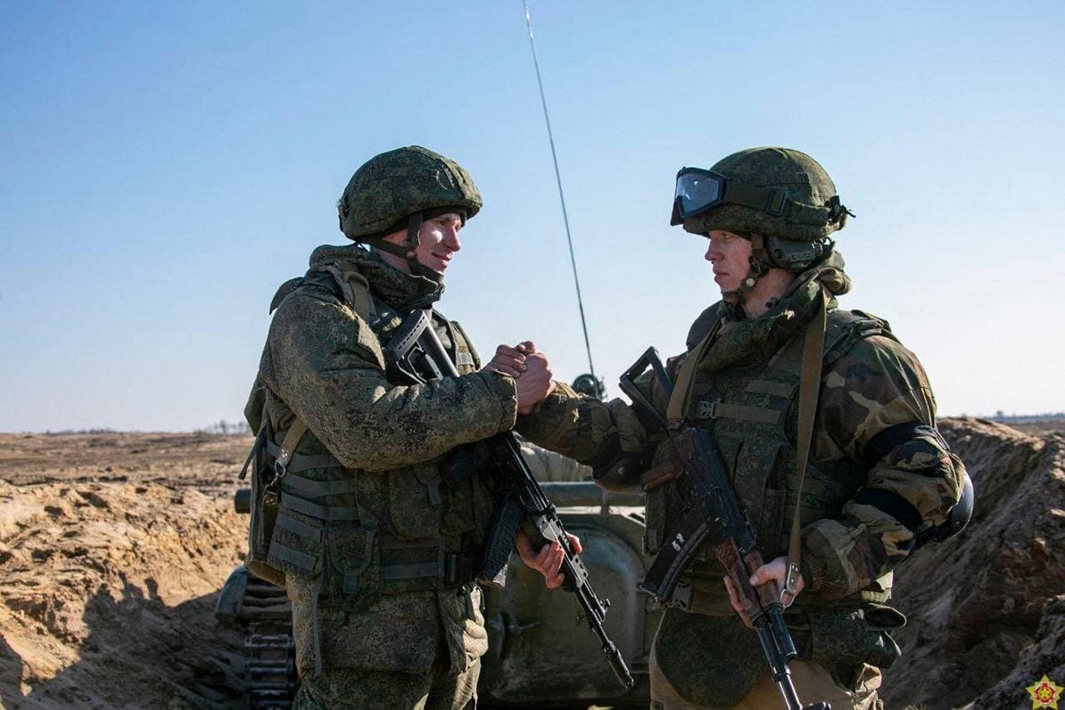 Baltkrievijas un Krievijas armiju karavīri kopīgo mācību laikā