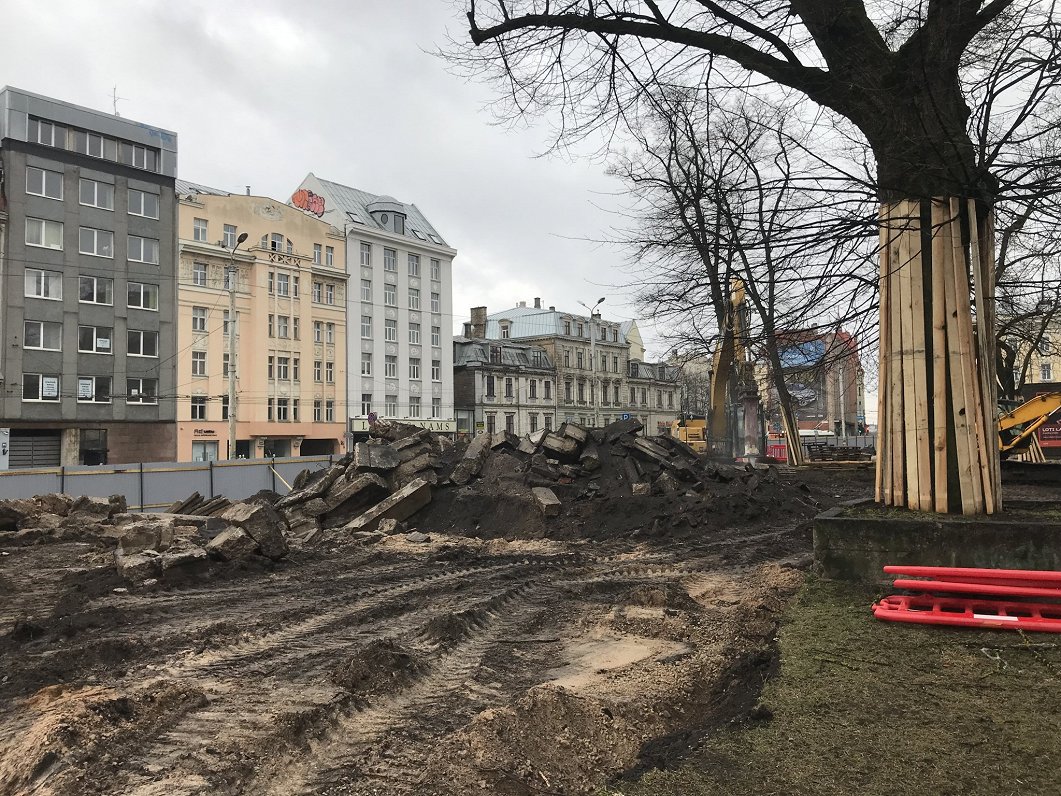 Skvēra pārbūve pie Dailes teātra Rīgā, 2022.gada aprīlis.