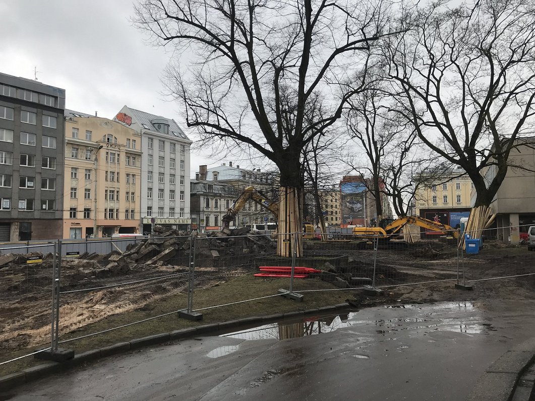 Skvēra pārbūve pie Dailes teātra Rīgā, 2022.gada aprīlis.