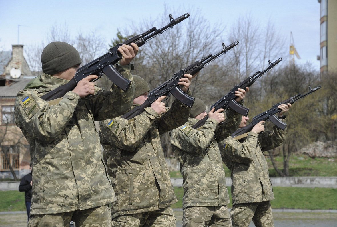 Ukrainas armijas karavīri bērēs godina savu kritušo biedru piemiņu
