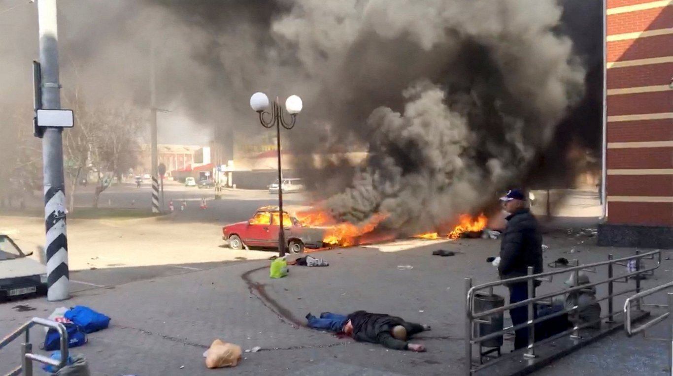 Video redzami kadri pēc Krievijas raķetes trieciena, kas bija vērsts pret Kramatorskas dzelzceļa sta...