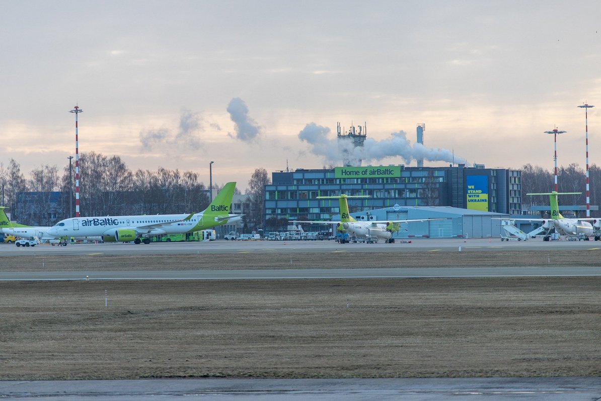 Самолеты airBaltic в Рижском аэропорту