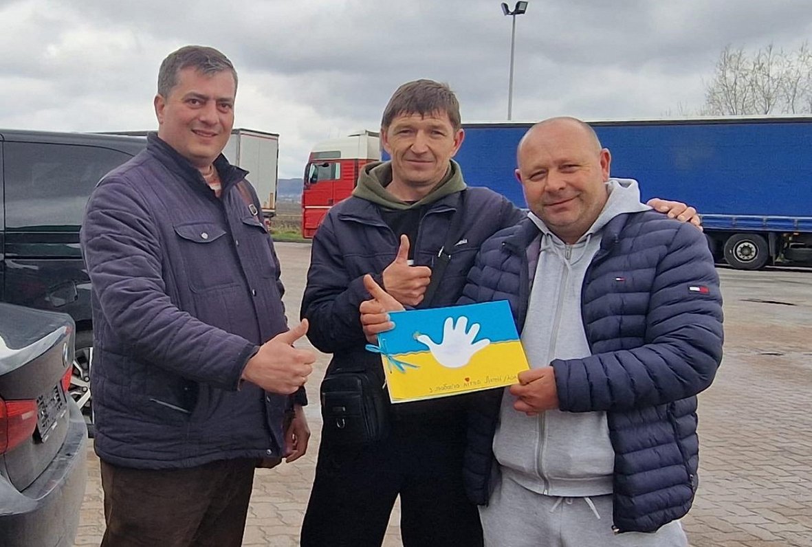 Ziedo auto pilnu ar precēm Ukrainai