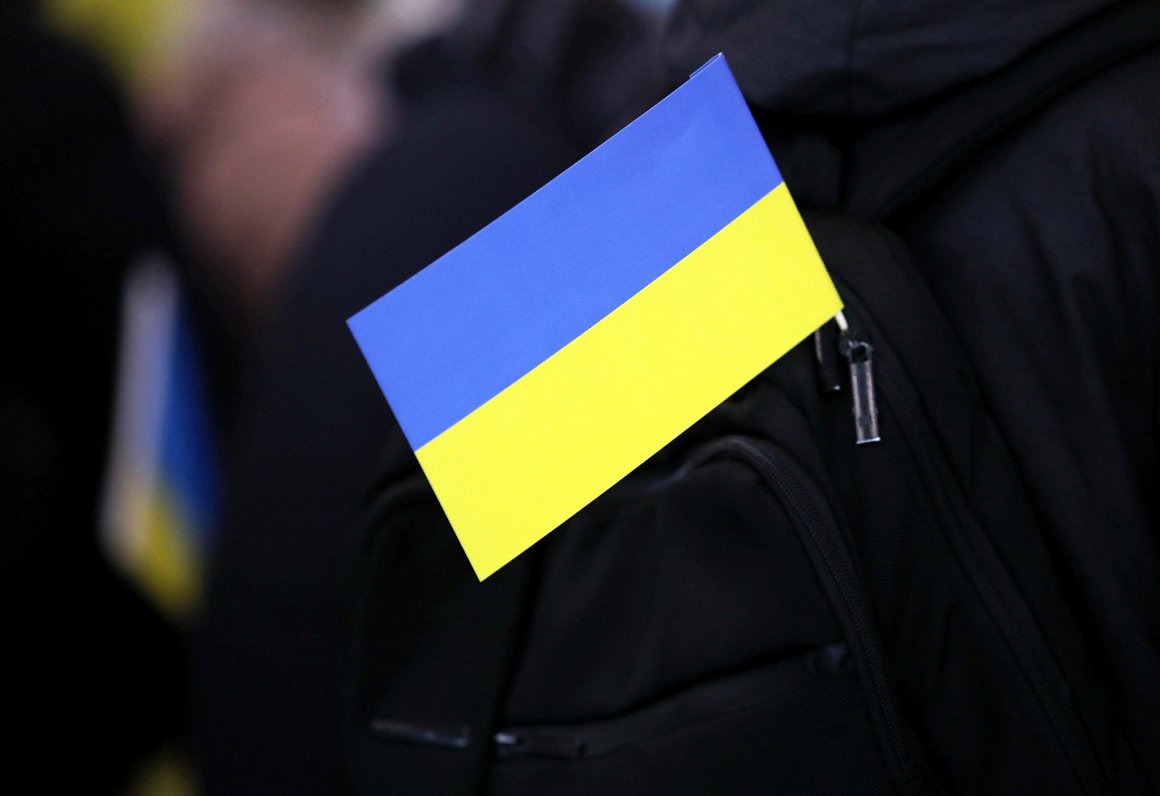 Cilvēks ar Ukrainas karodziņu.