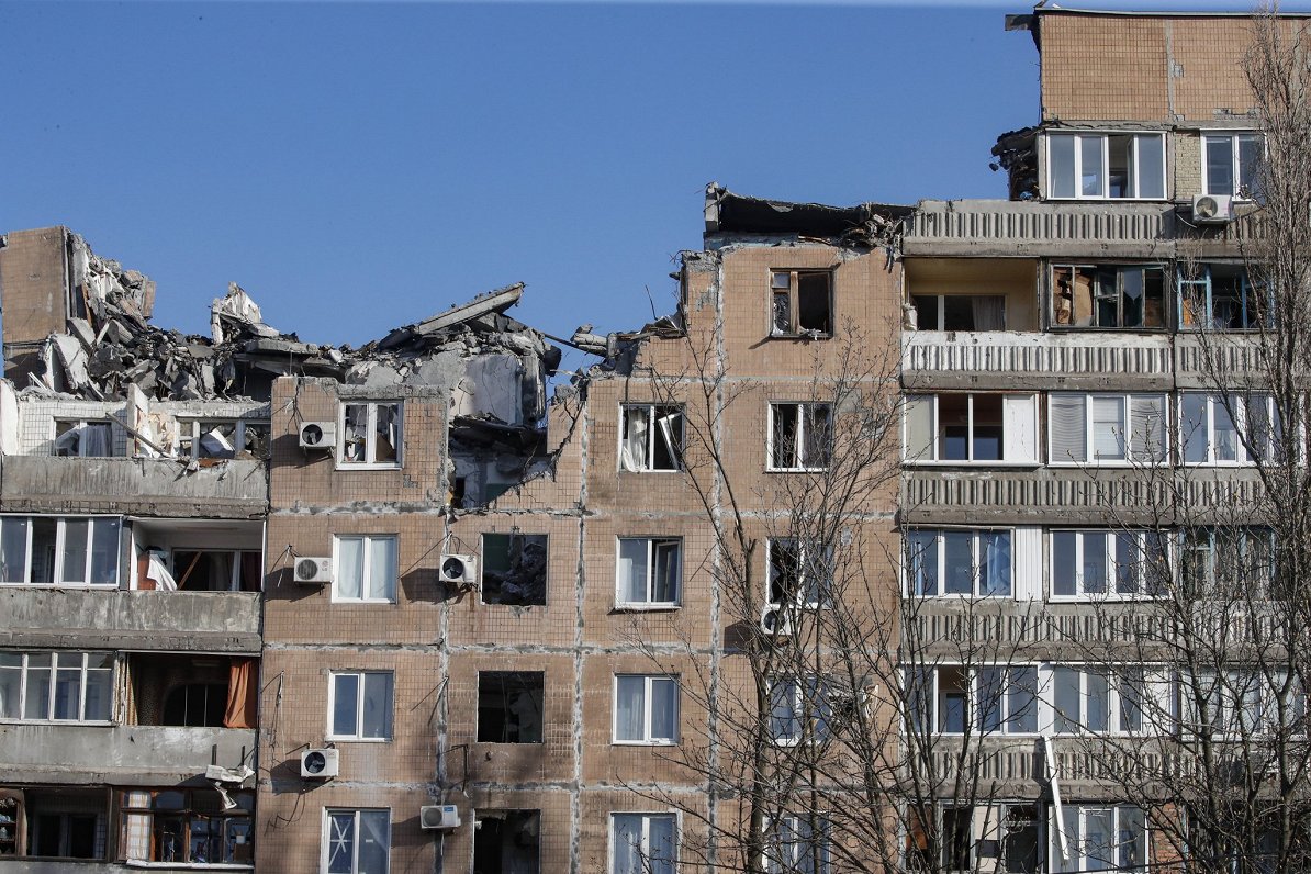 Karadarbības skarta māja Doneckā Ukrainas austrumos. 2022. gada aprīlis.