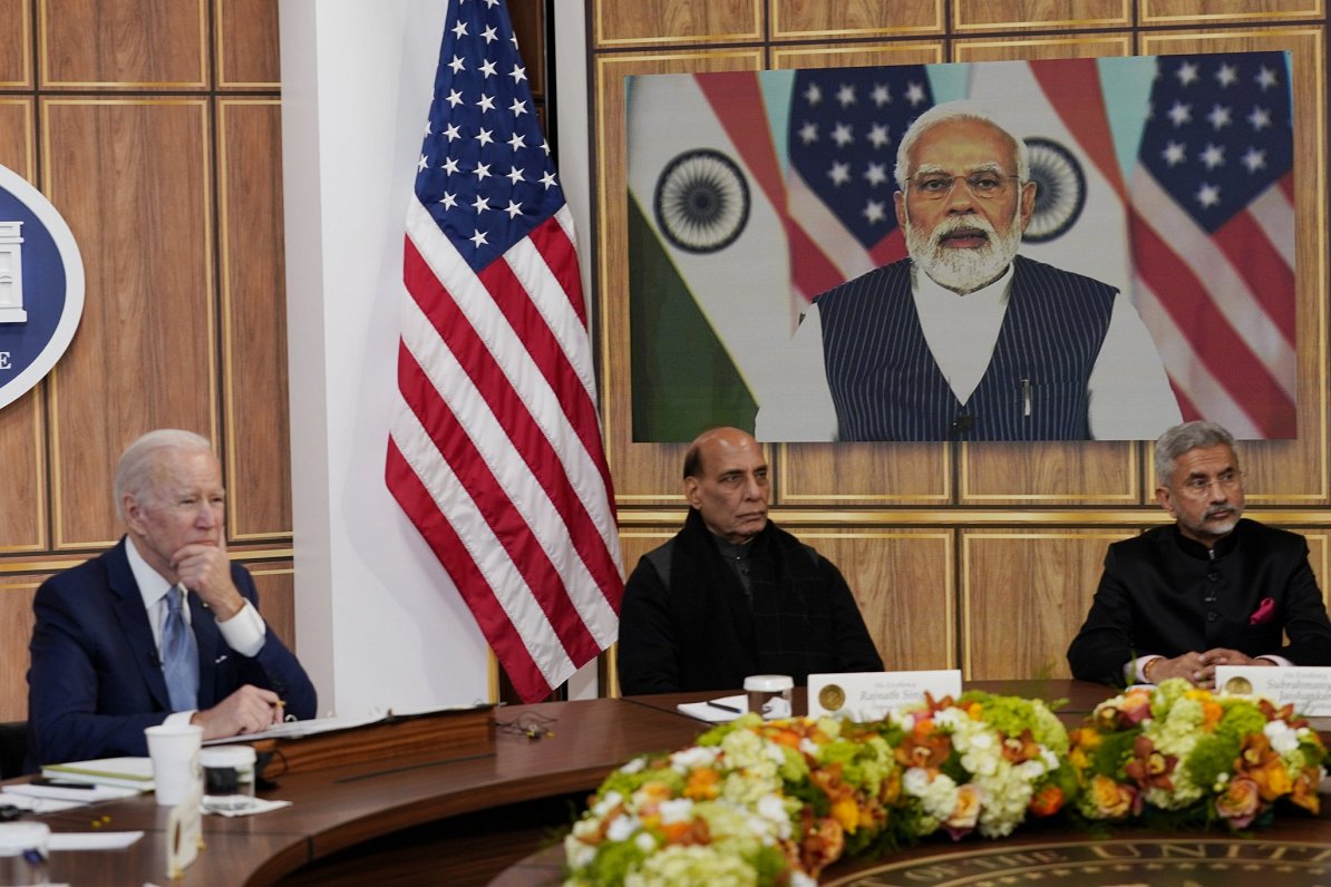 ASV prezidents Džo Baidens (no kreisās) videokonferencē tiekas ar Indijas premjeru Narendru Modi.