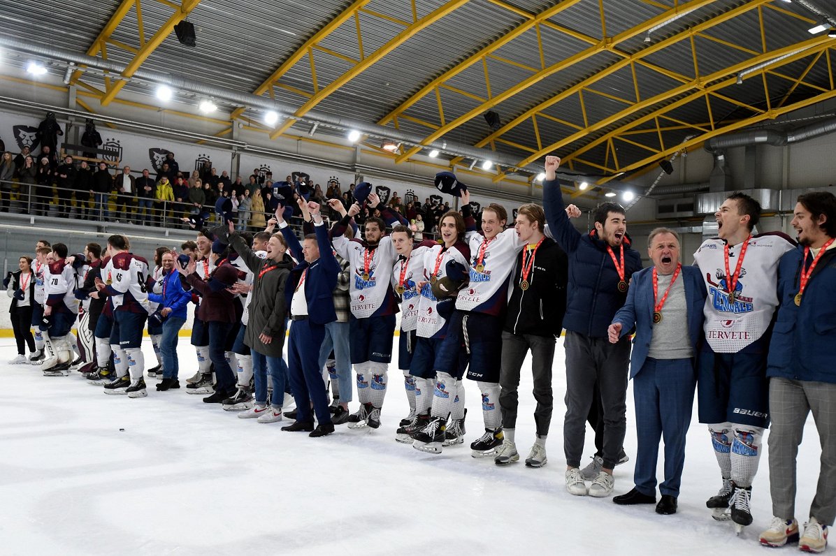 &quot;Zemgale/LLU&quot; hokejisti svin Latvijas čempionu titula iegūšanu