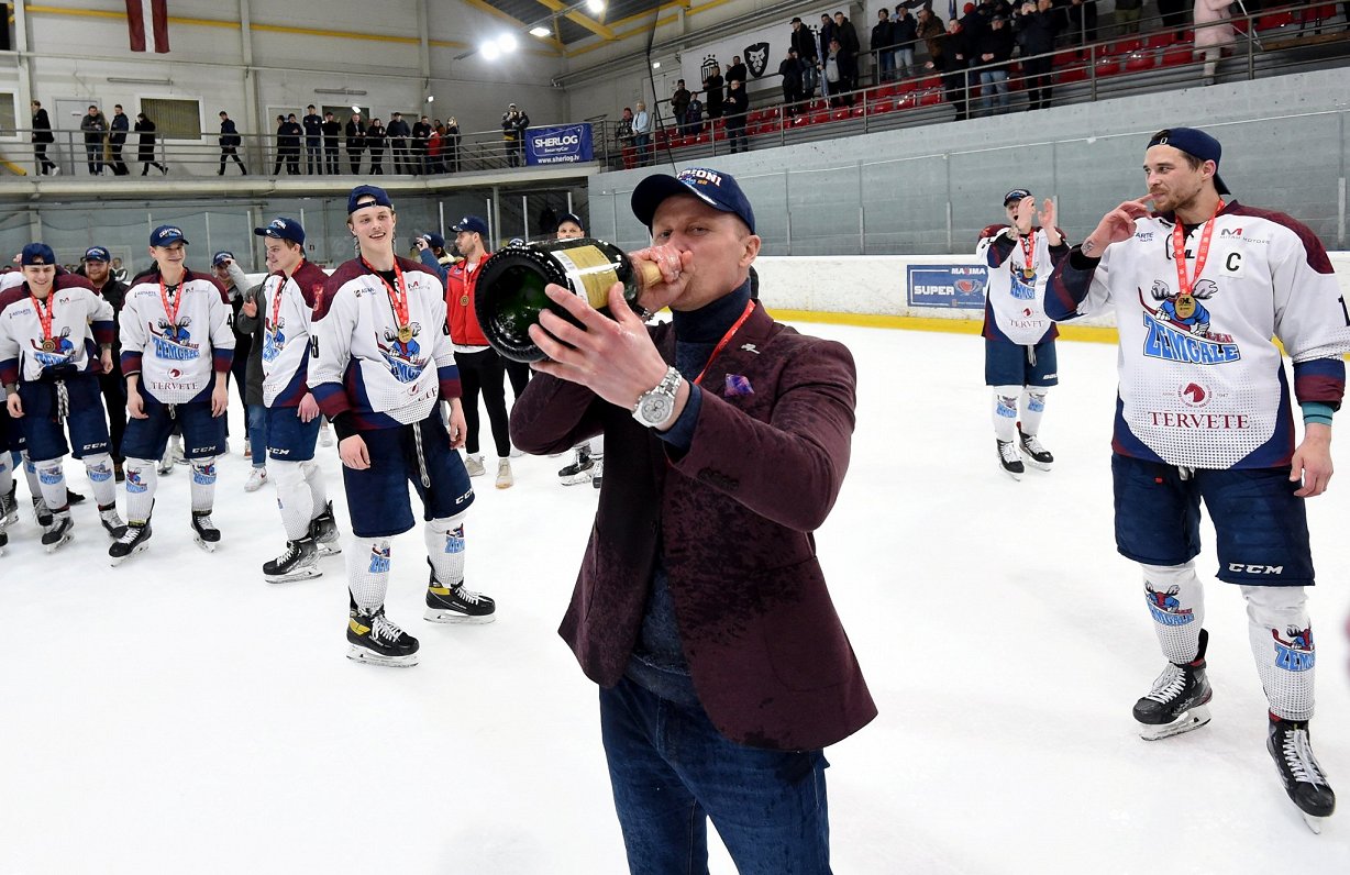 &quot;Zemgale/LLU&quot; hokejisti svin Latvijas čempionu titula iegūšanu