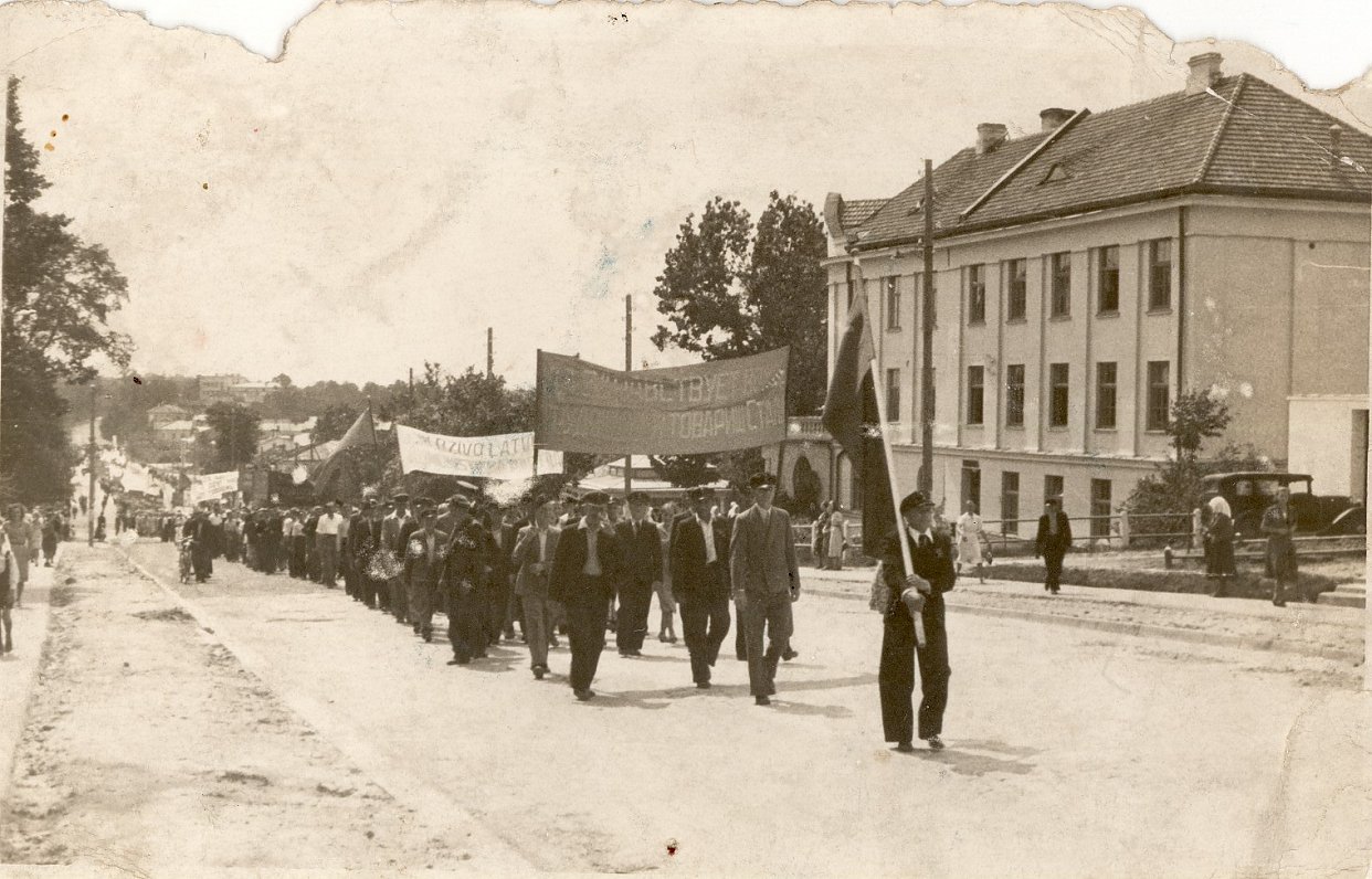 Attēlā Padomju varas atbalstītāju demonstrācija Rēzeknē, 1940. gads
