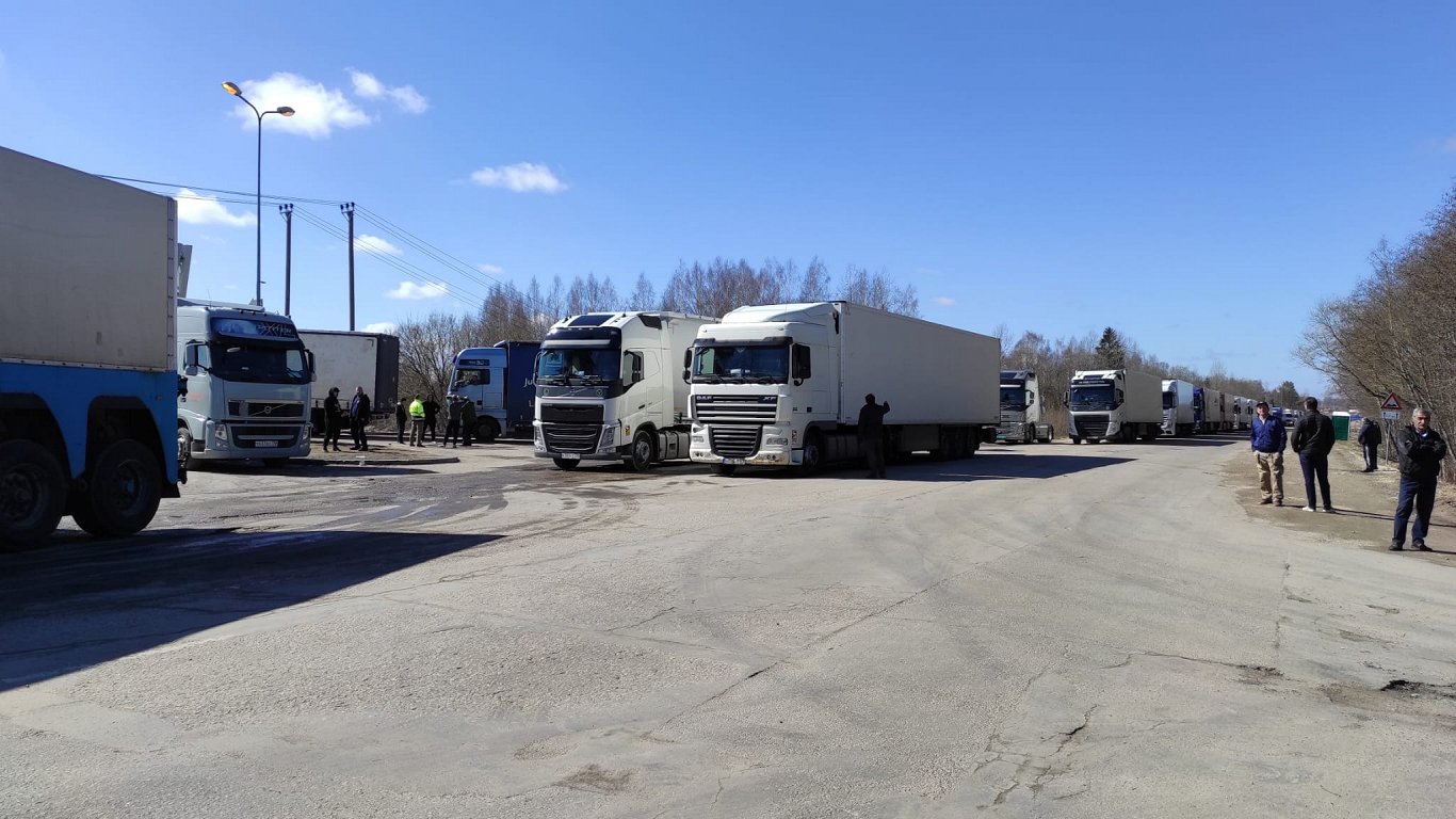 Kravas mašīnas pie Latvijas-Krievijas robežkontroles punktā Terahovā. 2022. gada aprīlis.