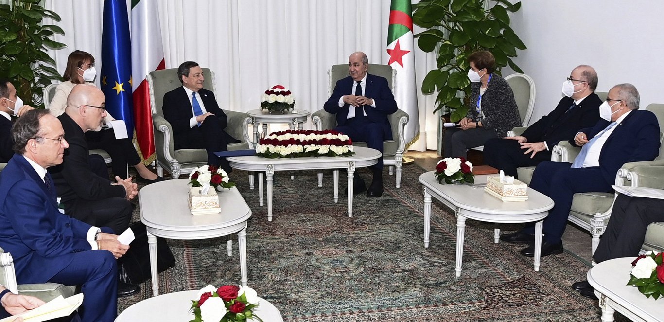 Itālijas prezidenta Mario Draghi tikšanās ar Alžīrijas prezidentu un enerģijas sektora pārstāvjiem....