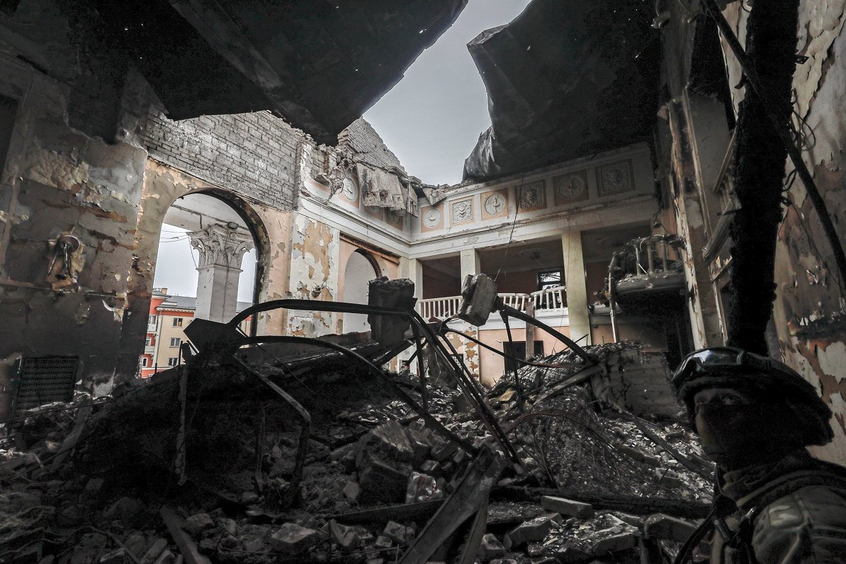 Внутри разбомбленного театра. Украина, Мариуполь, 12.04.2022