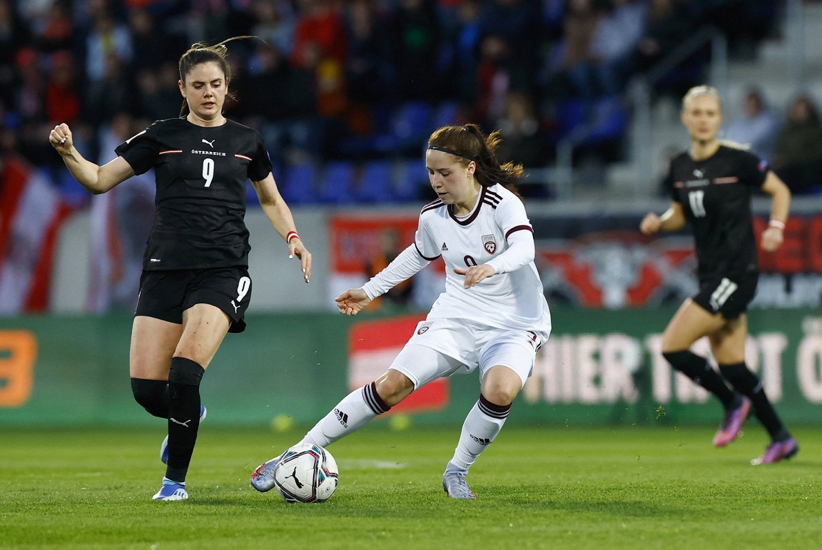 Liāna Rozaščonoka (centrā) Latvijas un Austrijas sieviešu futbola izlašu spēlē