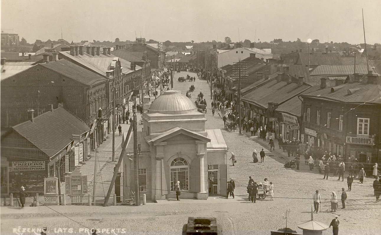 Skats uz Latgales ielu Rēzeknē, 20. gadsimta 30. gadi.