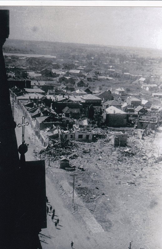 Skats no Rēzeknes Jēzus Sirds katoļu baznīcas uz sagrauto Latgales ielu un tirgus laukumu, 1944. gad...
