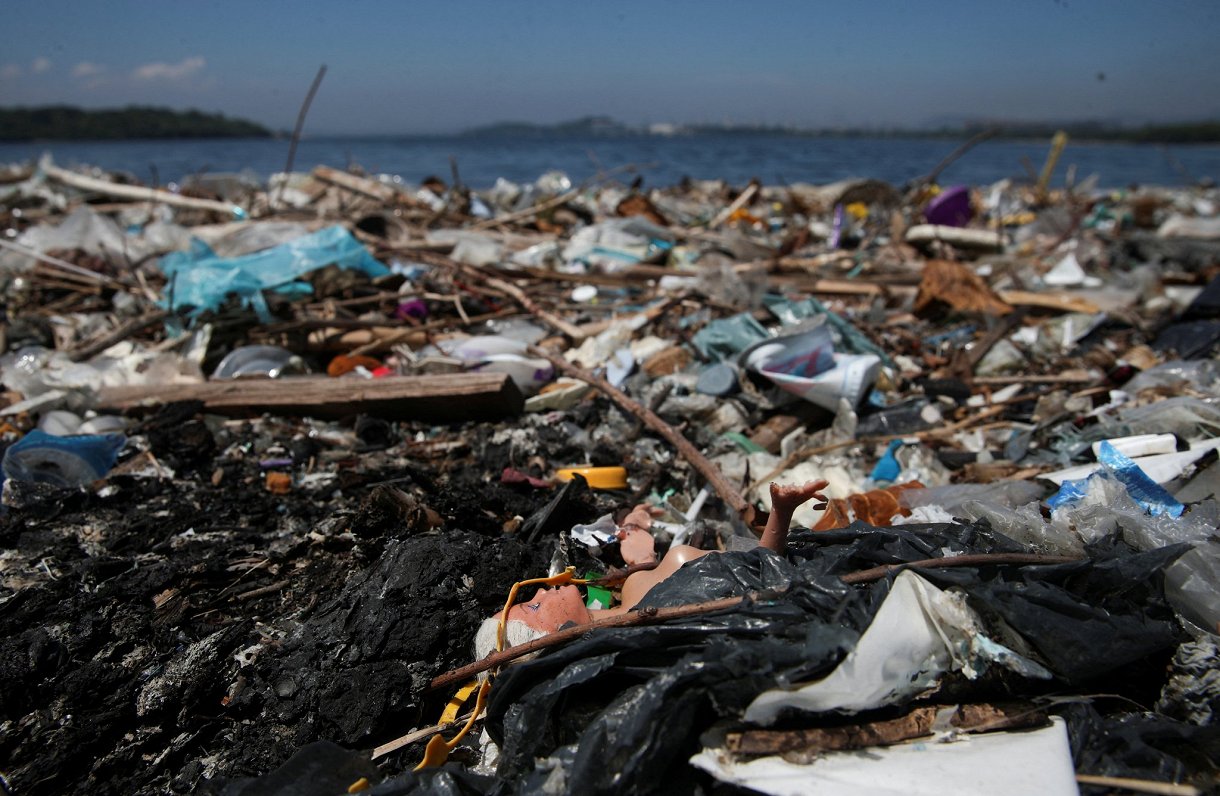 Ar plastmasas atkritumiem piesārņota pludmale