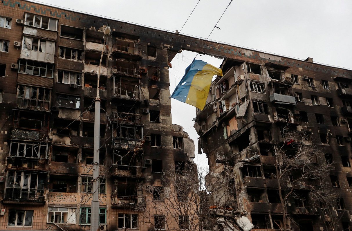 Жилой дом с флагом. Украина, Мариуполь, 14.04.2022