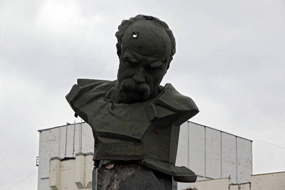 Karadarbības skarts ukraiņu dzejnieka Tarasa Ševčenko piemineklis Borodjankā Kijivas apgabalā. 2022....