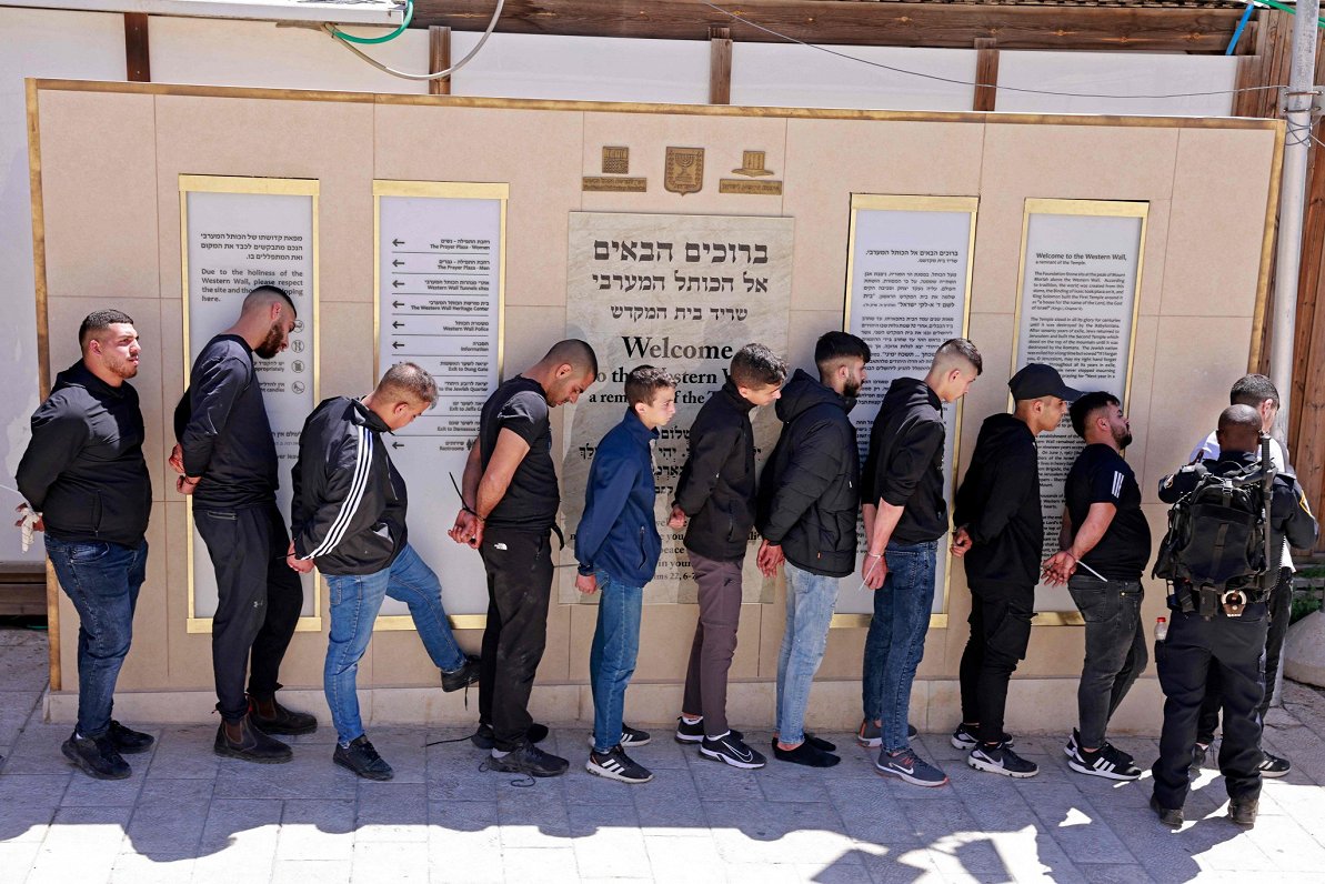 Izraēlas drošības spēku aizturētie cilvēki 2022. gada 15. aprīlī.