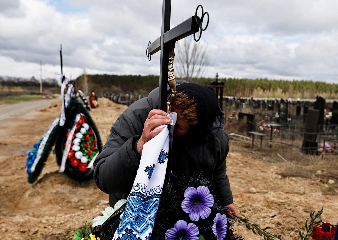 Sieviete kapsētā Bučā sēro par Krievijas karavīru nogalināto dēlu