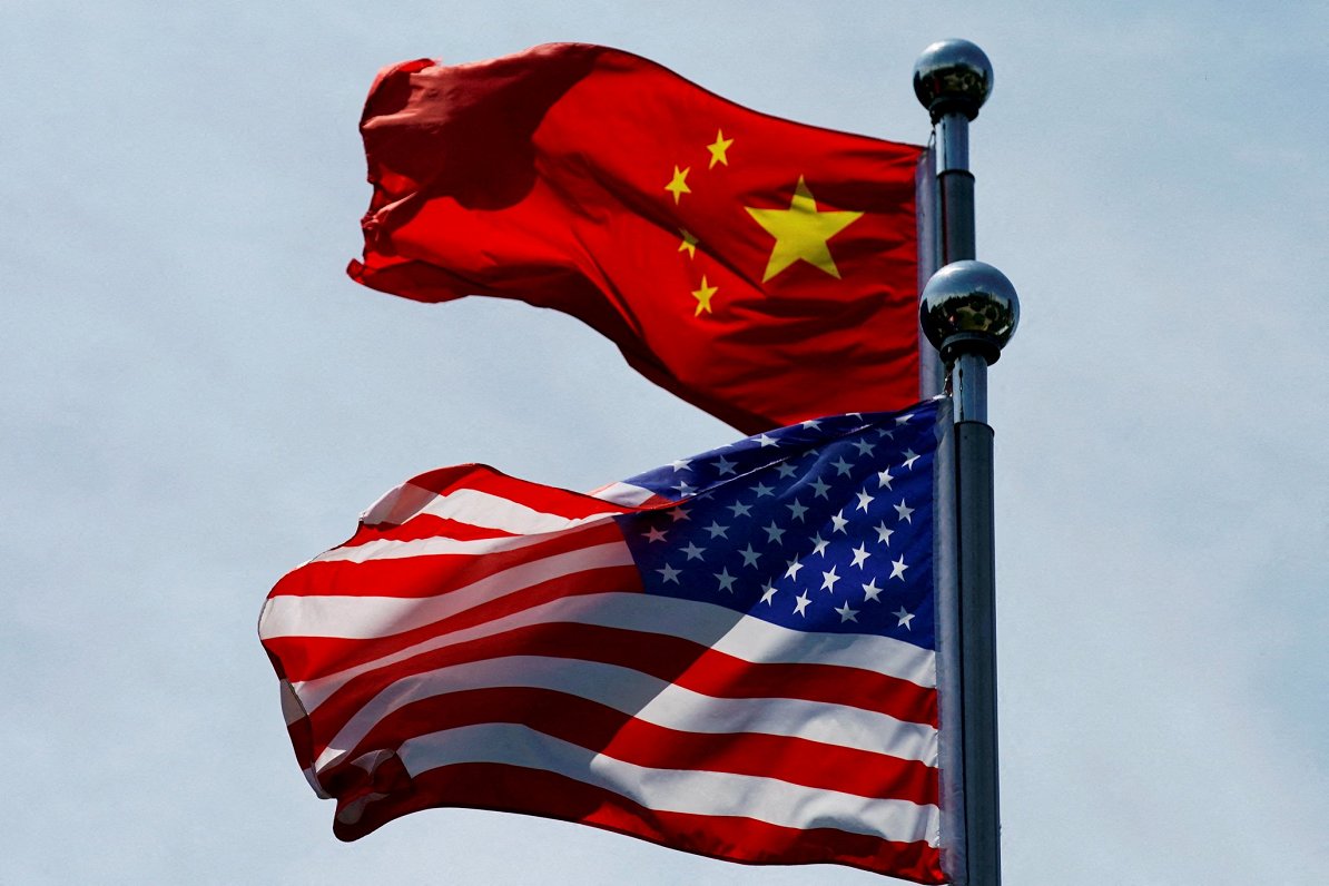Ķīnas un ASV karogi.