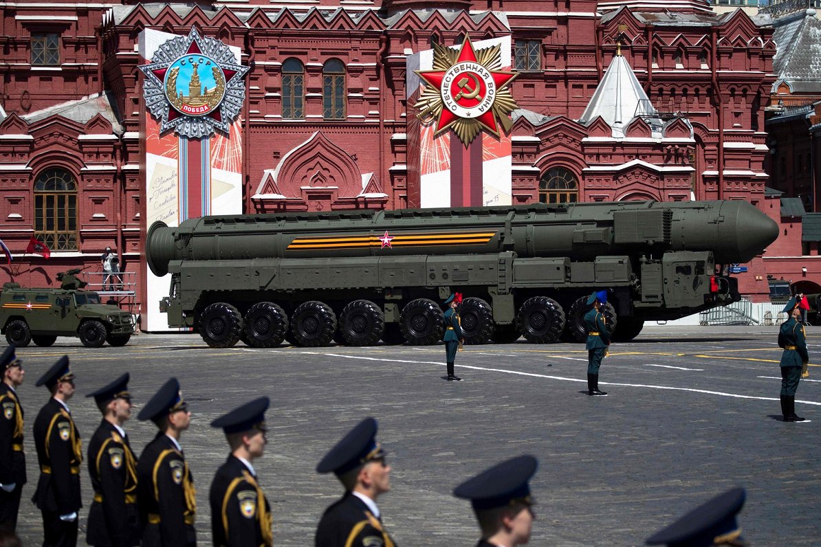 Krievijas ballistiskās raķetes parādē Sarkanajā laukumā Maskavā