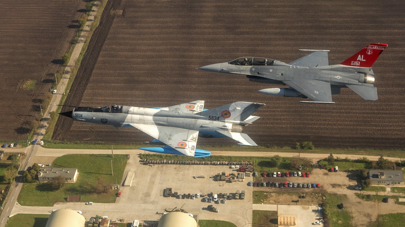 Румынский Миг-21 и американский F-16 во время учений. Румыния, 2015 год.