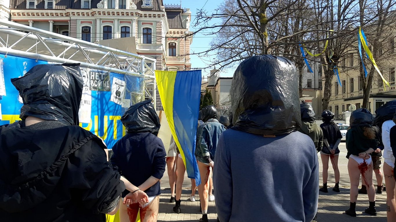 Protesta akcija pie Krievijas vēstniecības ēkas. 2022. gada 20. aprīlis.
